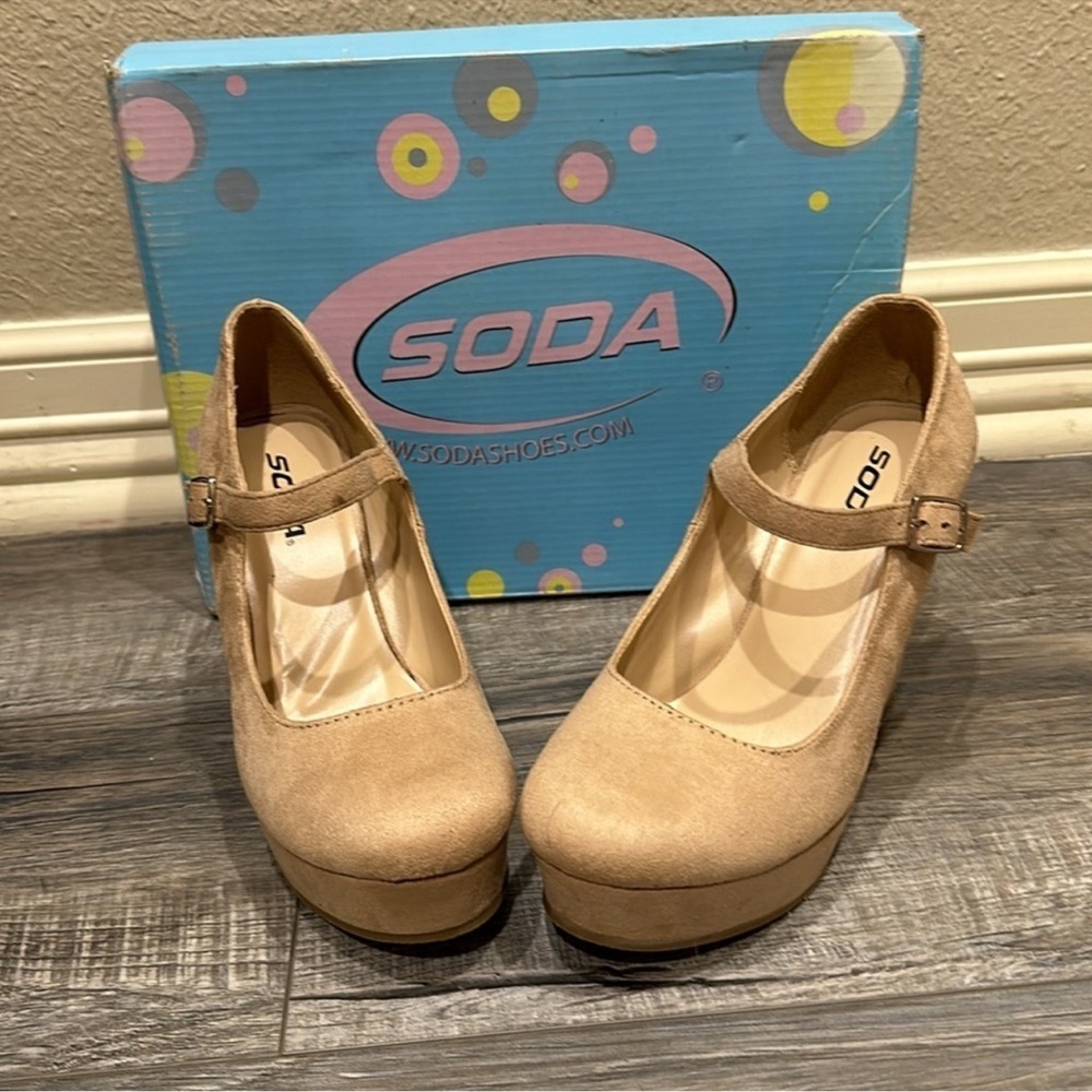 NWT Soda Oat color shoe with buckle strap. Size 7 1/2